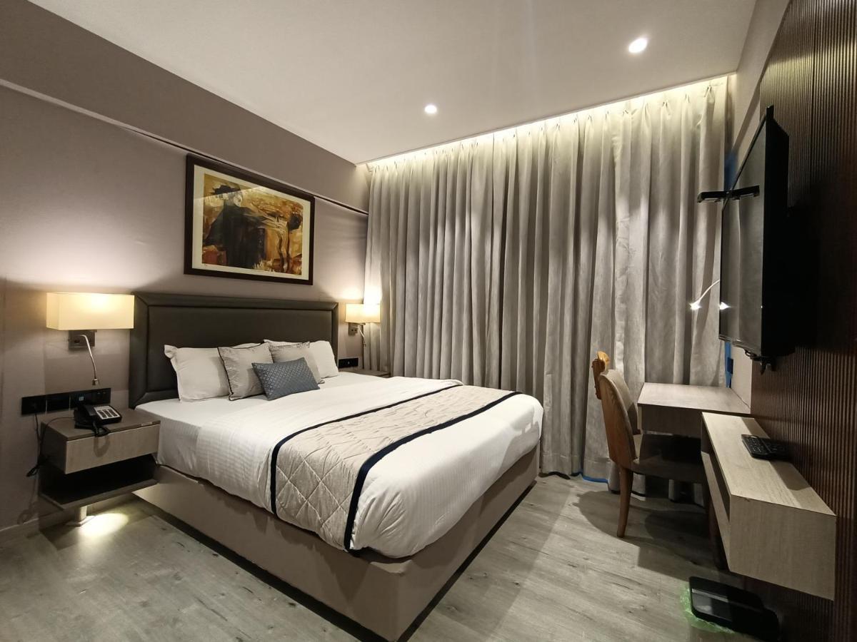 Hotel Highway Inn Andheri East Bombaim Exterior foto