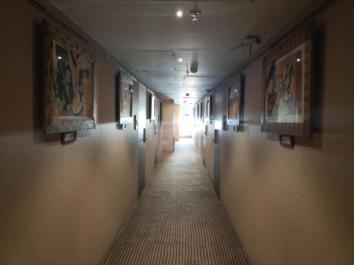 Hotel Highway Inn Andheri East Bombaim Exterior foto