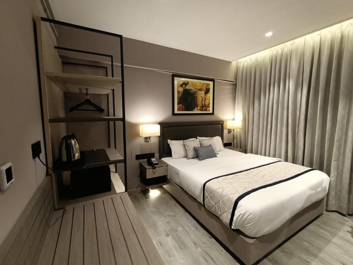 Hotel Highway Inn Andheri East Bombaim Exterior foto