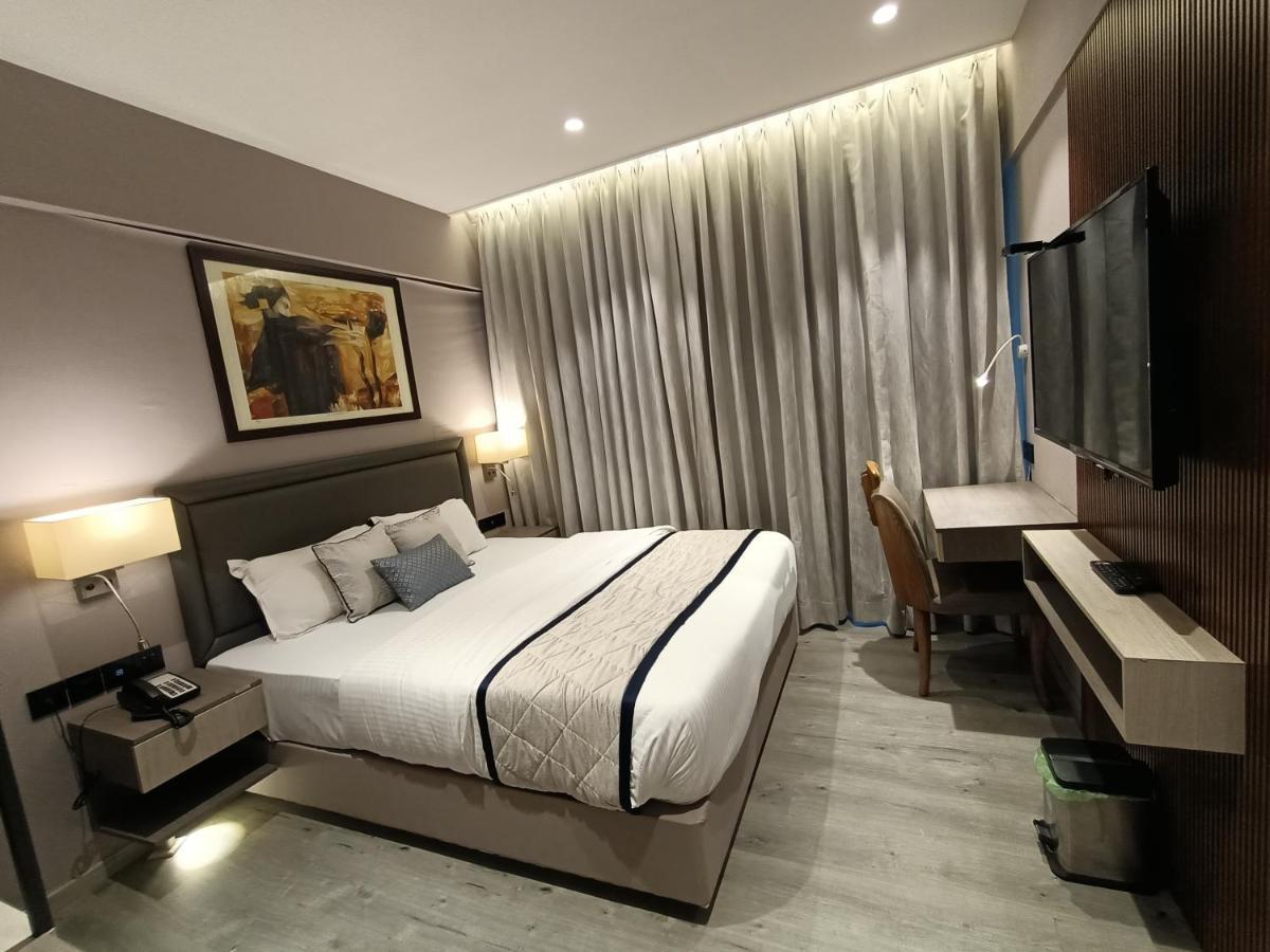 Hotel Highway Inn Andheri East Bombaim Exterior foto