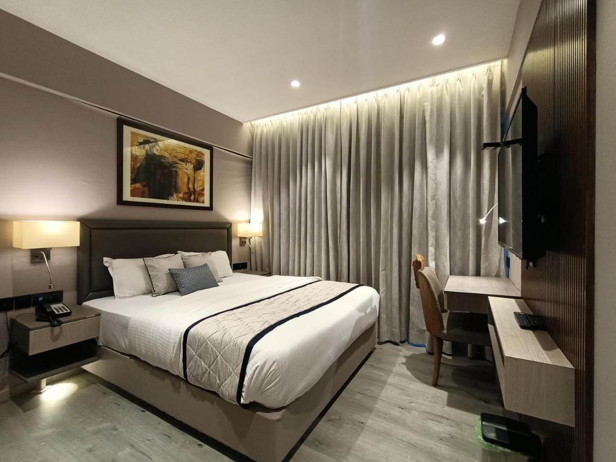 Hotel Highway Inn Andheri East Bombaim Exterior foto