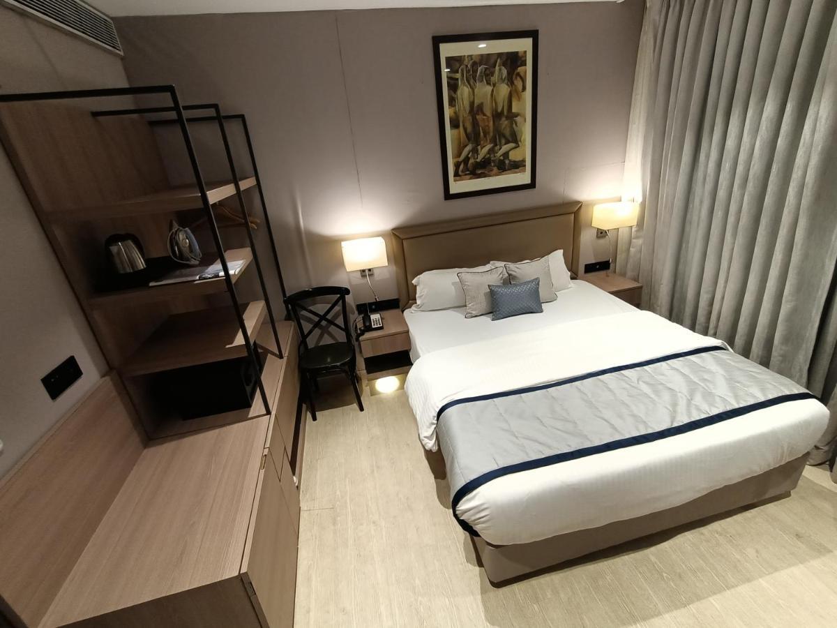 Hotel Highway Inn Andheri East Bombaim Exterior foto