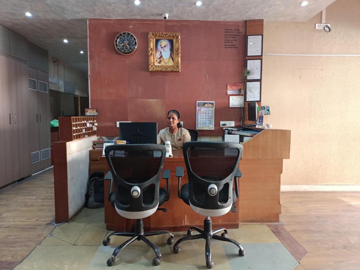 Hotel Highway Inn Andheri East Bombaim Exterior foto