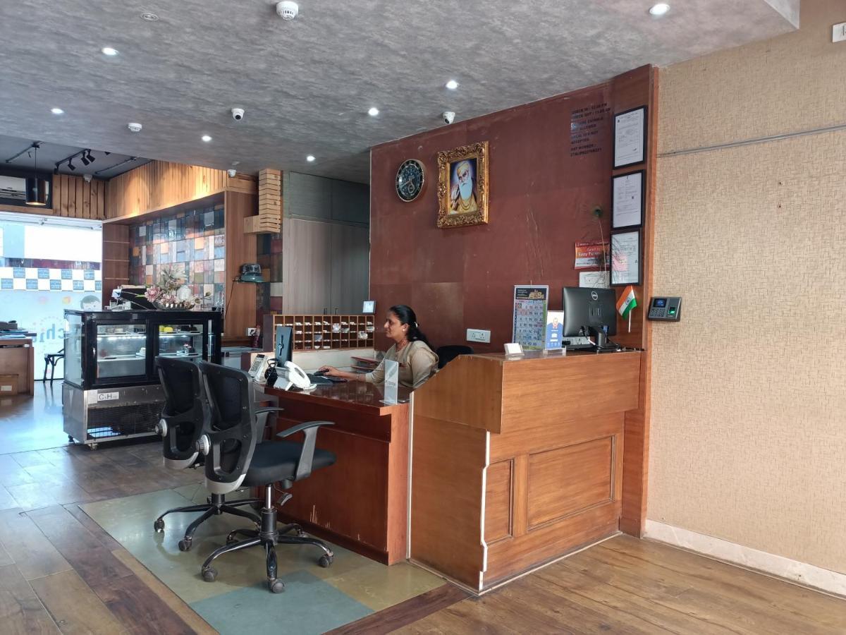 Hotel Highway Inn Andheri East Bombaim Exterior foto