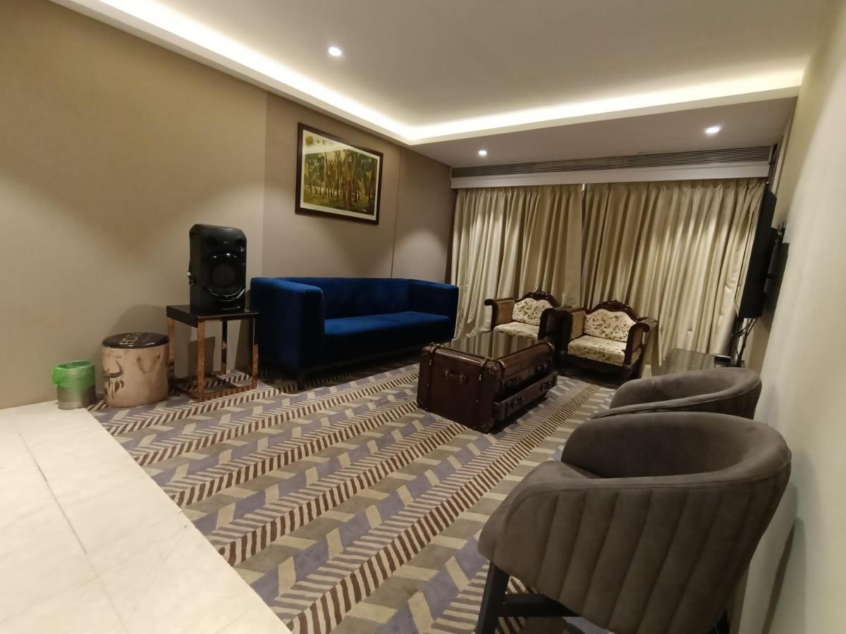Hotel Highway Inn Andheri East Bombaim Exterior foto
