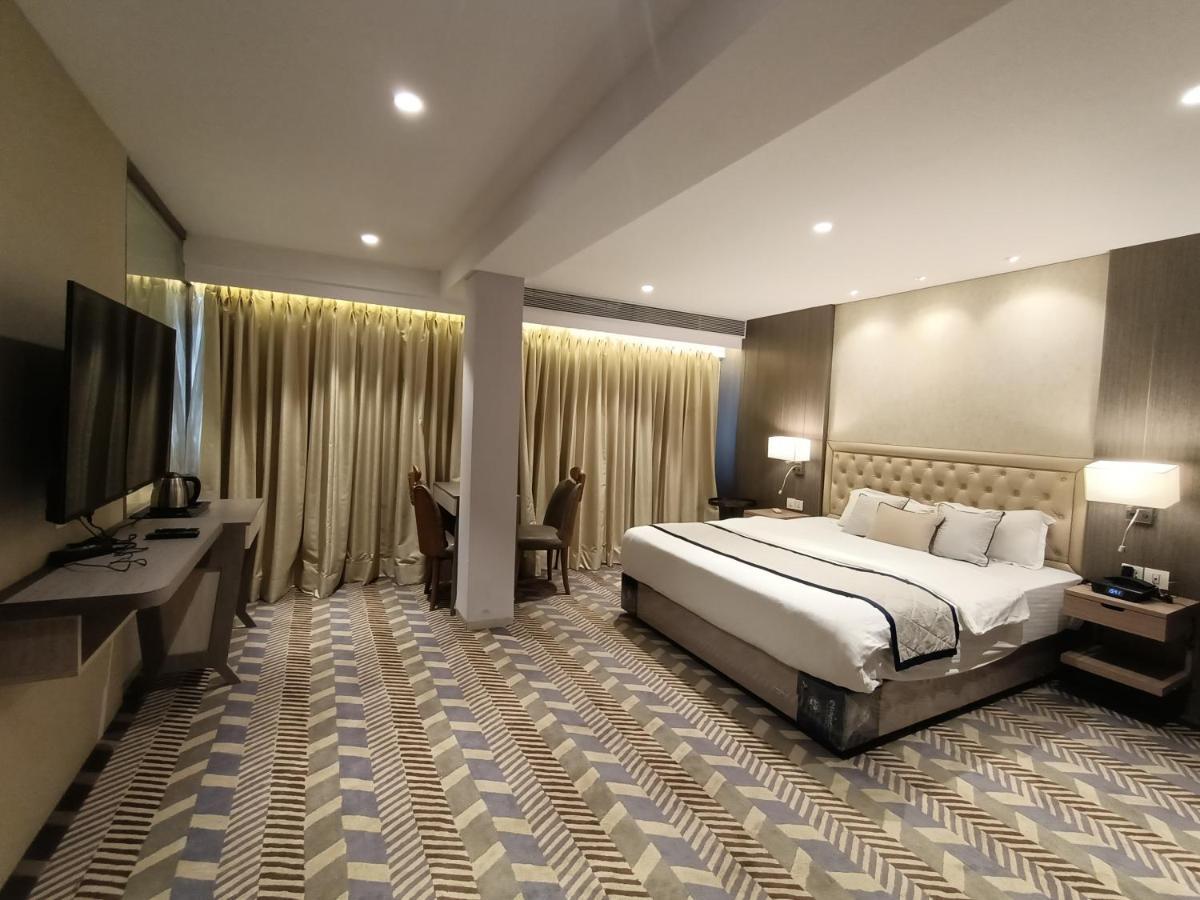 Hotel Highway Inn Andheri East Bombaim Exterior foto